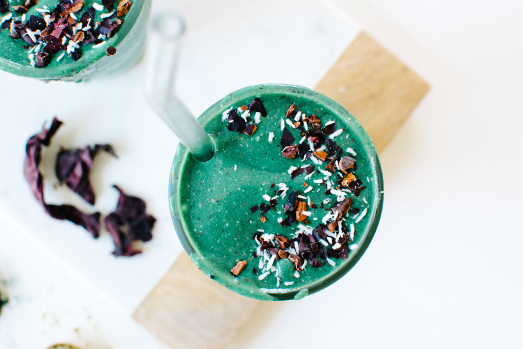 SEA GREENS SMOOTHIE WITH COCO DULSE SPRINKLES!