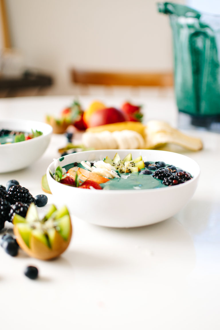 RAINBOW GREEN SMOOTHIE BOWLS. | Kale & Caramel